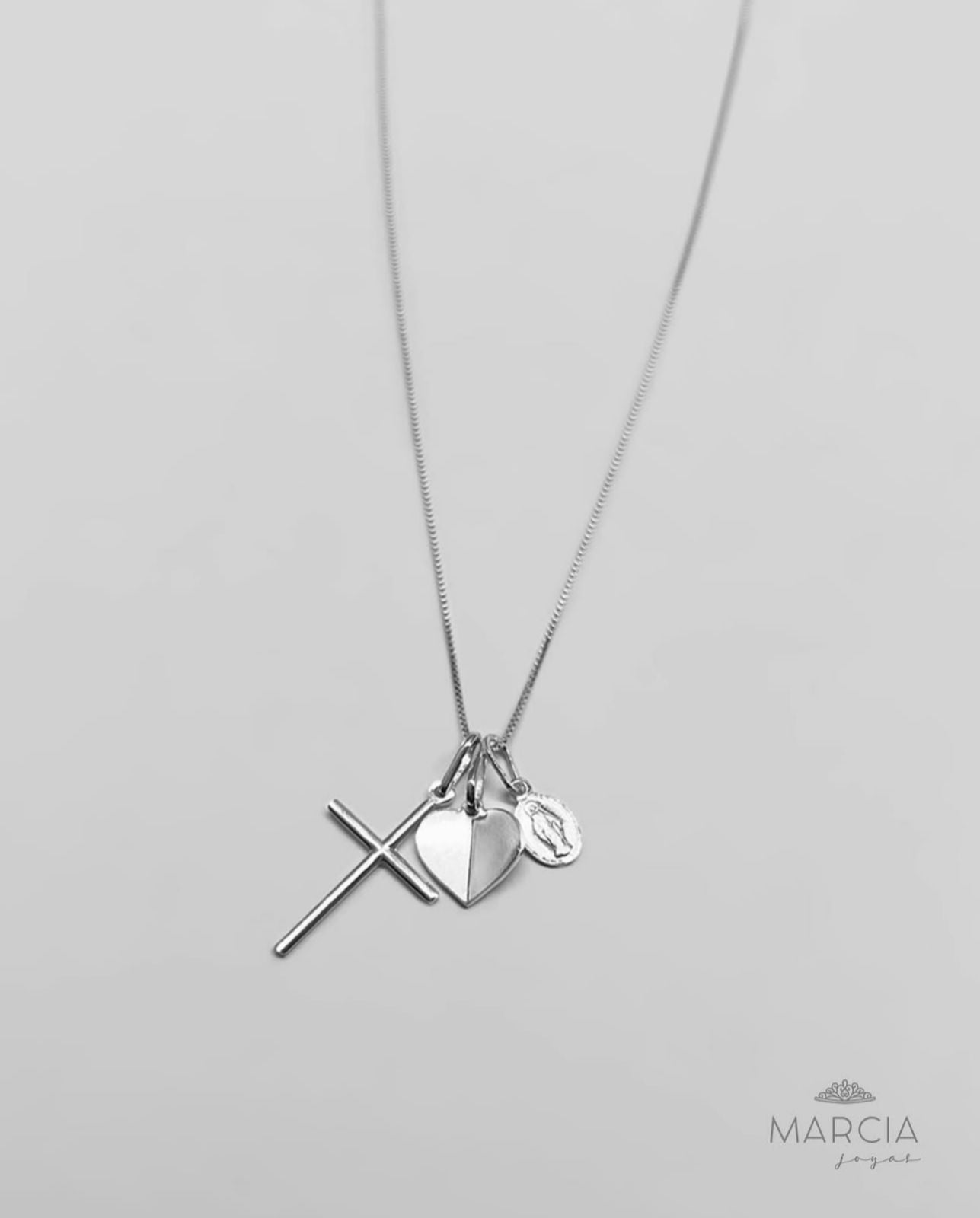 Collar Plateado con Dijes