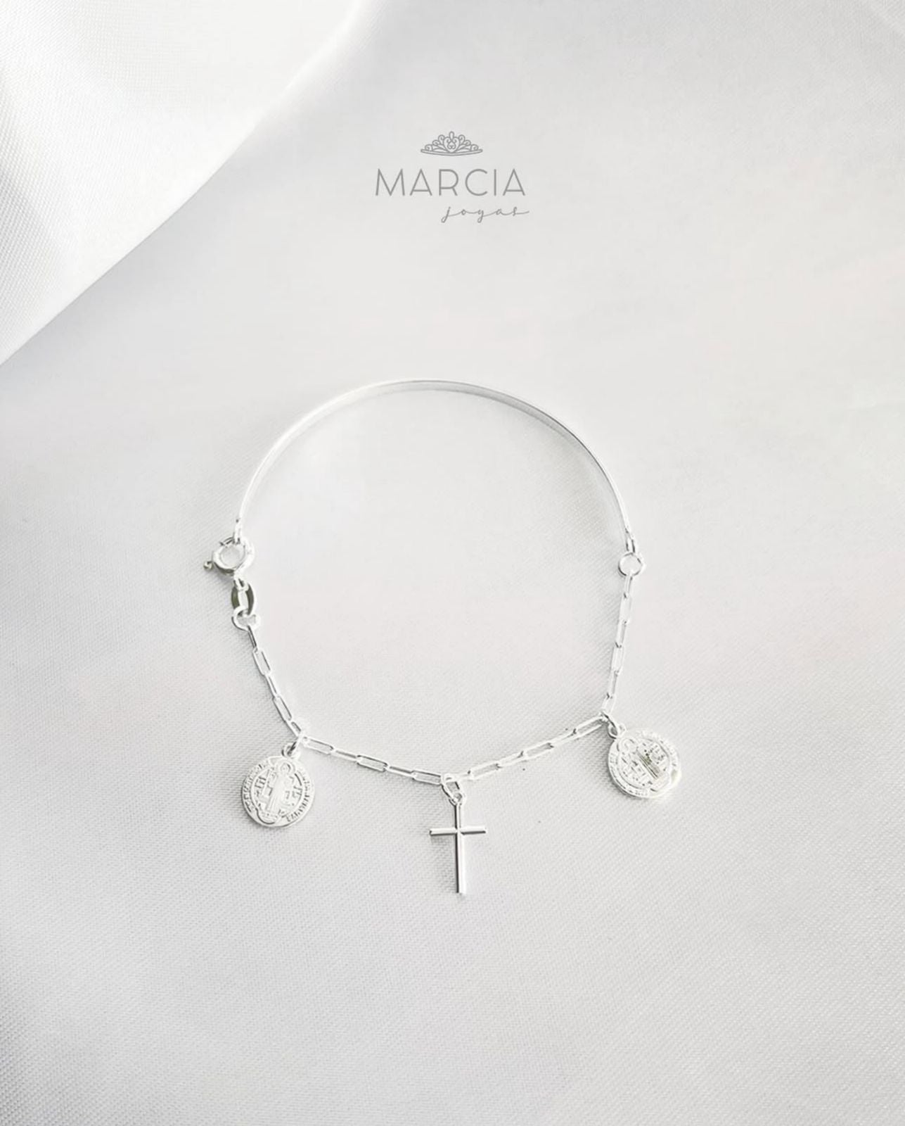 Pulsera Plateada con Dijes