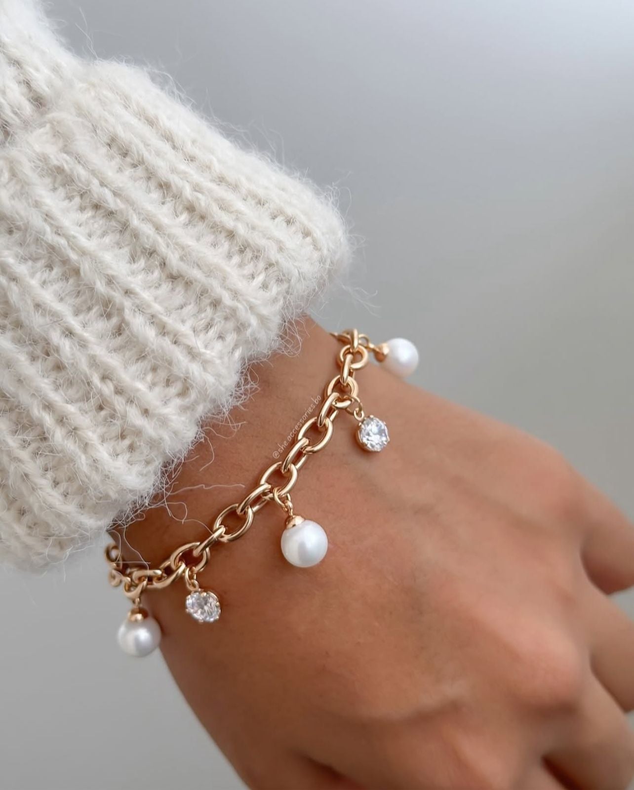 Pulsera Dorada Dijes y Perlas