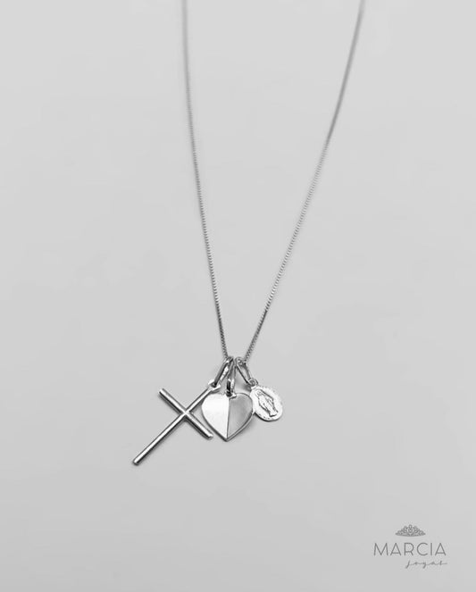 Collar Plateado con Dijes